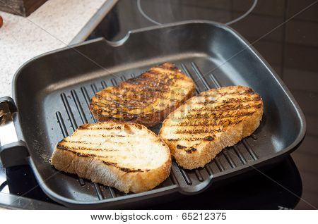 Thick slices of freshly baked garlic bread seasoned with butter