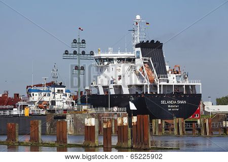 Brunsbuettel - Container Vessel At Lockage