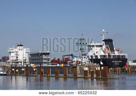 Brunsbuettel - Container Vessel At Lockage