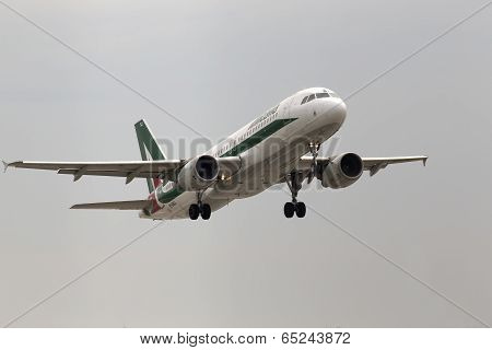 Departing Alitalia Airbus A320-216 aircraft