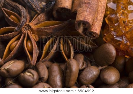 Aroma Kaffee. Zutaten. Kaffee Beens, Anis, Zimt, Zucker