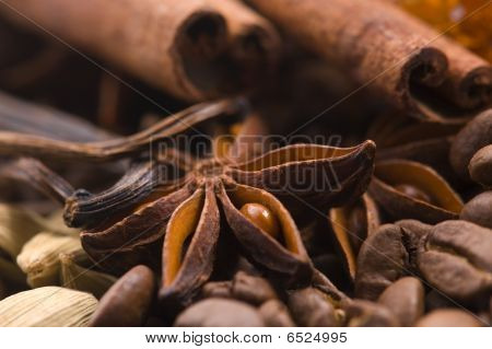 Aroma Kaffee. Zutaten. Kaffee Bohnen, Anis, Zimt, Zucker