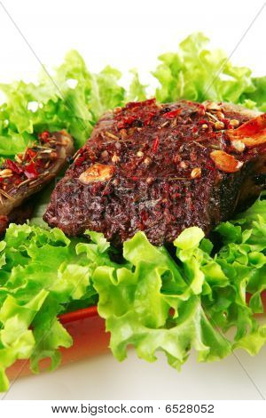 Bistecca servita con insalata cruda
