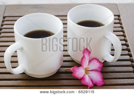 To krus varm kaffe