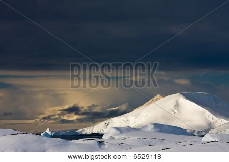 weiße schneebedeckten Berg