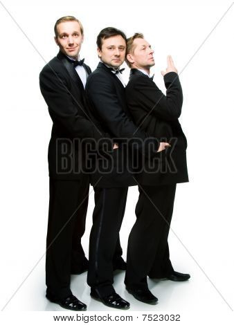 Trois amis dans un smoking noir