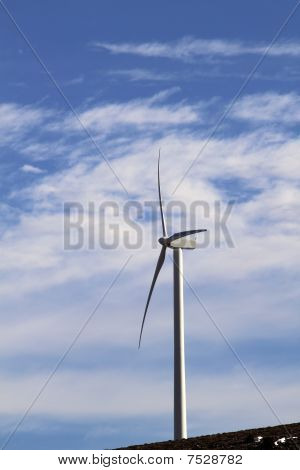 Mulino elettrico Aerogenerator blu cielo diurno