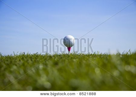 Golfbold tee off