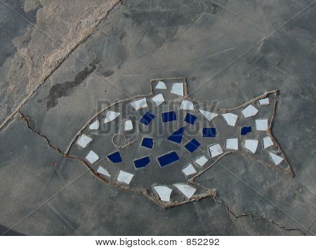 Amontoados no pavimento de mosaico em forma de peixe