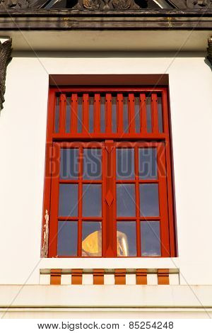 Window   In  Gold    Temple