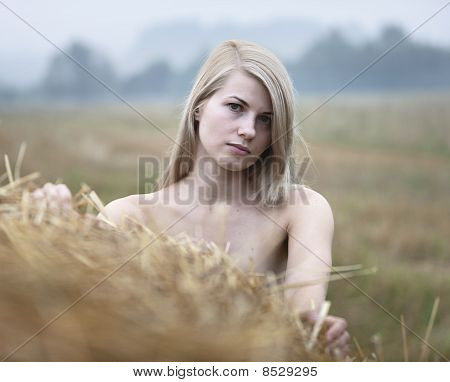 junge sexy Frau unter das Stroh.