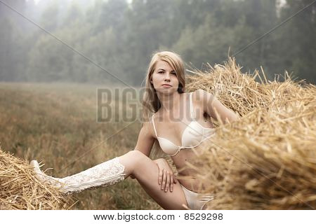 Junge sexy Frau unter das Stroh.