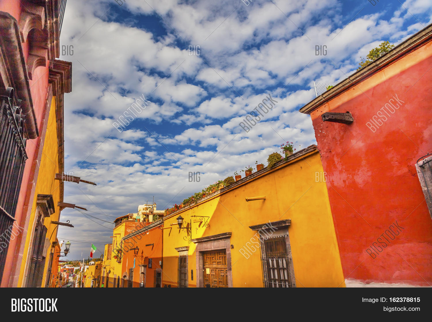 Оранжевая улица. Улица рассвет. Оранжевые улицы. Via margutta рим. Городская улица закат.