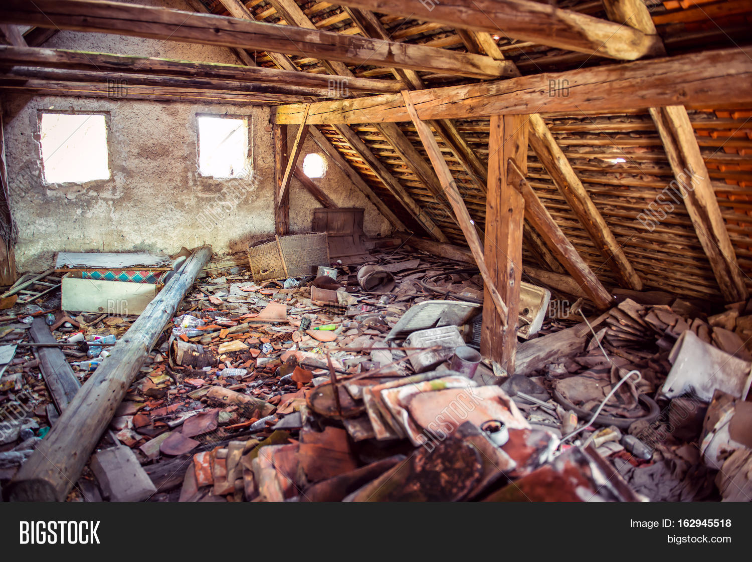 Заброшенное здание с лестницей. Ржавый чердак. Ржавый чердак. Ржавый чердак. Темный чердак.