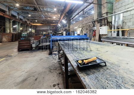 Workshop on production of handling removable devices. Department of manufacturing wire rope slings. Table of steel cables, anticorrosive.