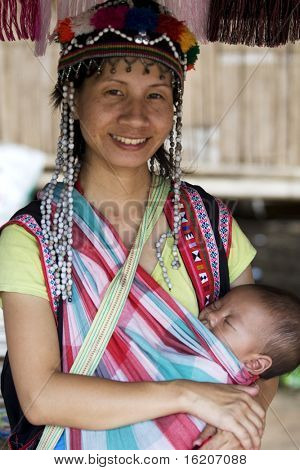CHANG MAJ, THAILAND - 28 juli: Portræt af ung kvinde fra lange hals landsby 28 juli 2009 i Chan