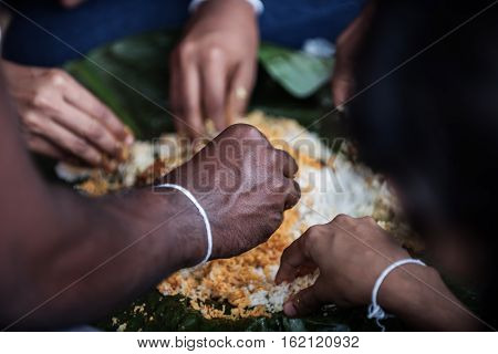 Sri Lanka: family members eating traditional lunch with their hands
