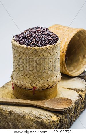 Riceberry rice in the kratip rice and on wood block.