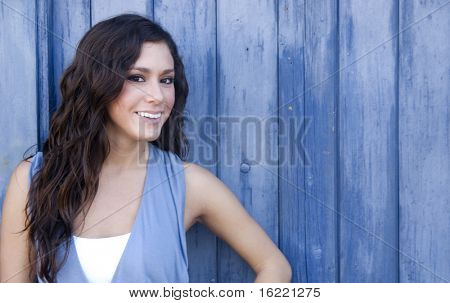 Bella donna sorridente in abbigliamento sportivo che si diverte e raffigurante un sano stile di vita positivo.