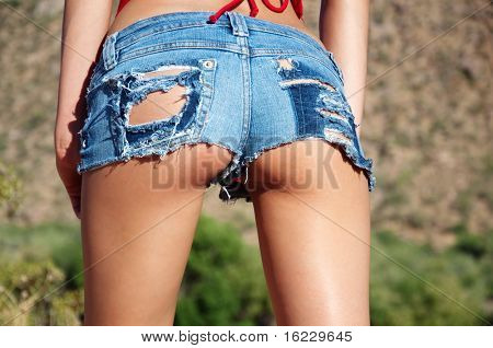 작은 데님 부 티 반바지를 찢 어
