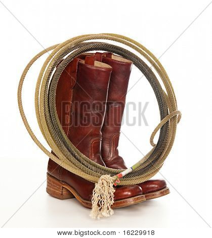  vertikale Bild von ein paar braune Cowboystiefel und ein Lasso auf weißem Hintergrund