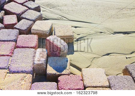 Colored concrete flooring assembled on a substrate of sand; type of flooring permeable to water