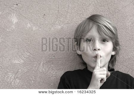Kleine jongen vragen om stilte