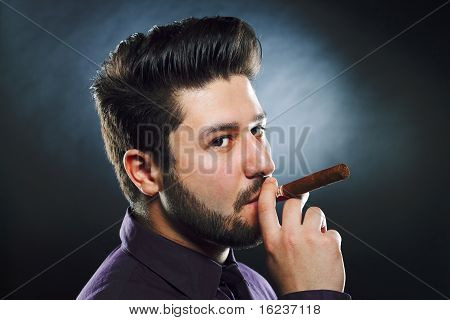 Kouření doutníku muž