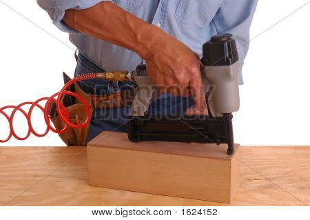 Carpentiere con pistola sparachiodi