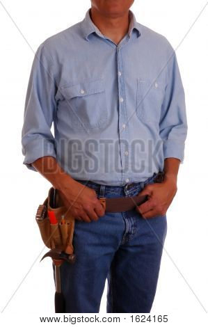 Mann in Jeans & toolbelt