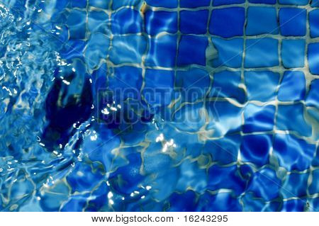 sfondo è costituito da un primo piano delle onde dell'acqua