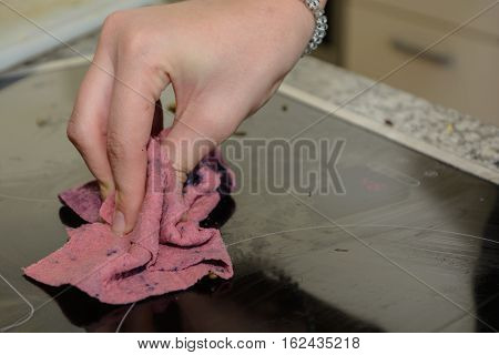 Hot plate is cleaned with dirty wipe - close up