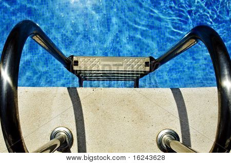 Close up di una piscina in estate