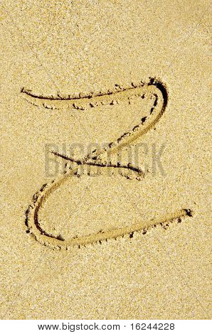 lettera z scritta nella sabbia su una spiaggia