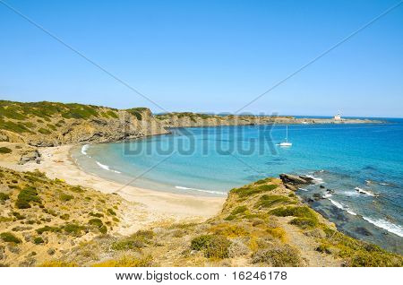 pohled na pláž Cala Presili v Menorca, Baleárské ostrovy, Španělsko