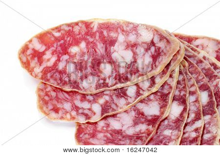 en bunke af salchichon, røde spansk salami, på en hvid baggrund