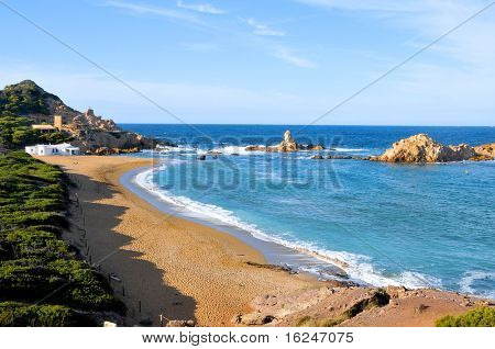 pohled na pláž Cala Pregonda v Menorca, Baleárské ostrovy, Španělsko