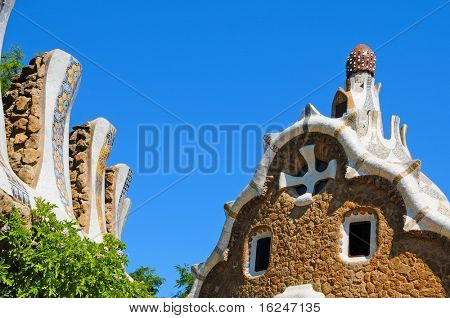 BARCELONA, Spanien - 5 juni: Den berømte Park Guell på 5 juni 2010 i Barcelona, Spanien. Den imponerende