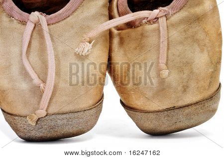 closeup di un paio di vecchie scarpe da punta isolato su sfondo bianco