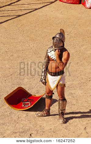 TARRAGONA, Spagna - 29 maggio: Un gladiatore sull'arena dell'anfiteatro di Tarragona su 29 maggio 2010 in T