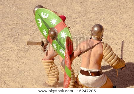 TARRAGONA, Spagna - 29 maggio: Un gladiatore sull'arena dell'anfiteatro di Tarragona su 29 maggio 2010 in T