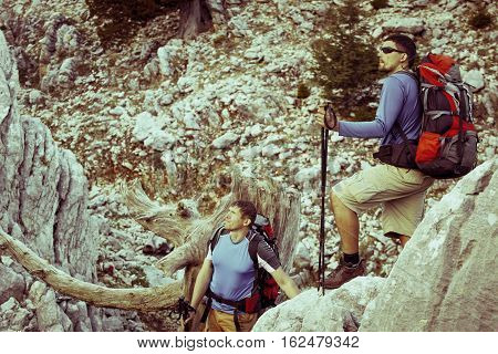Help support and help in a dangerous situation to hike in the mountains.