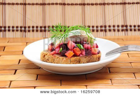 Sandwiches mit Roggenbrot, Hering und Gemüse