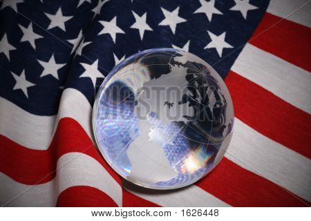 Globe en verre sur le drapeau