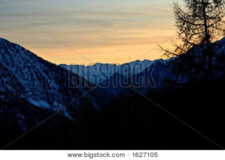 Solnedgangen Over bjergene