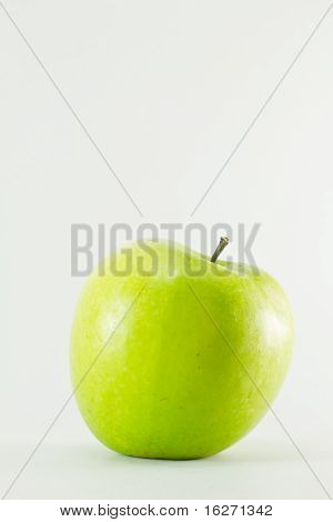 Groene appel op witte achtergrond