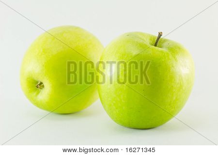 twee groene appels op witte achtergrond