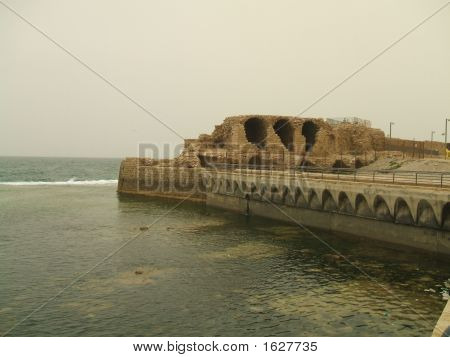 Le rovine della vecchia città di acri sulla spiaggia