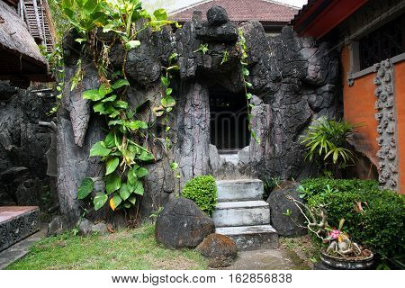 courtyard with vines of traditional Balinese house