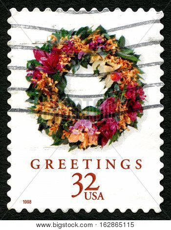 UNITED STATES OF AMERICA - CIRCA 1998: A used postage stamp from the USA depicting an illustration of a Christmas wreath decoration circa 1998.